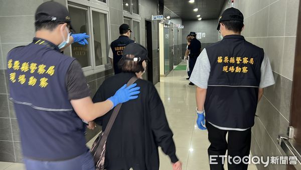 ▲苗栗縣蔡姓家暴男涉嫌持刀挾持女友遭警方擊斃案,檢察官下午相驗,家屬低調未回應媒體追問。(圖/記者楊永盛翻攝)
