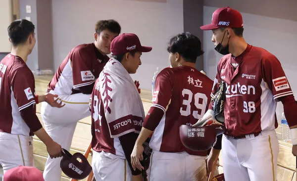 ▲▼馬傑森關鍵失誤後,隊友齊聲鼓勵:從錯誤中學習,成就更好的自己,隊長林立也向他喊話 。(圖/樂天桃猿提供)