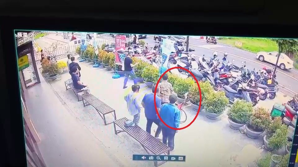 ▲▼ 巨大碰撞聲,連坐在輪椅上的人都站起來觀看 。(圖/記者鄧木卿翻攝)