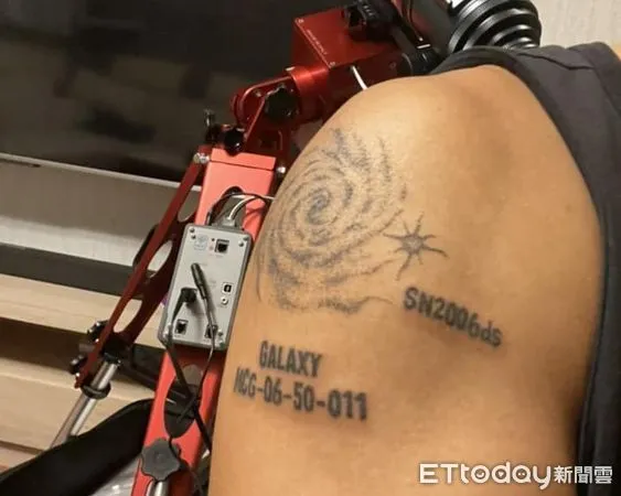 ▲▼蔡元生與陳韜等7位業餘天文同好組成「JIST團隊」,愚人節當晚發現超新星。圖為蔡元生女兒幫他刺青,圖案為首次發現的超新星。(圖/蔡元生提供)
