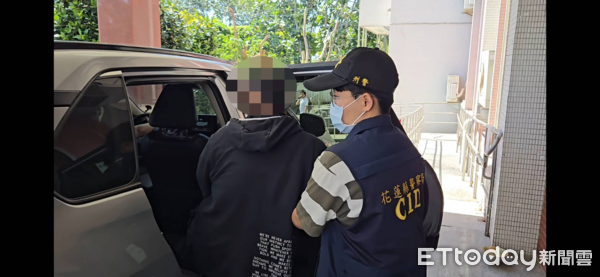 ▲▼警方專案小組埋伏在咖啡店裡待車手現身取款,迅速上前逮捕。(圖/鳳林警分局提供,下同)