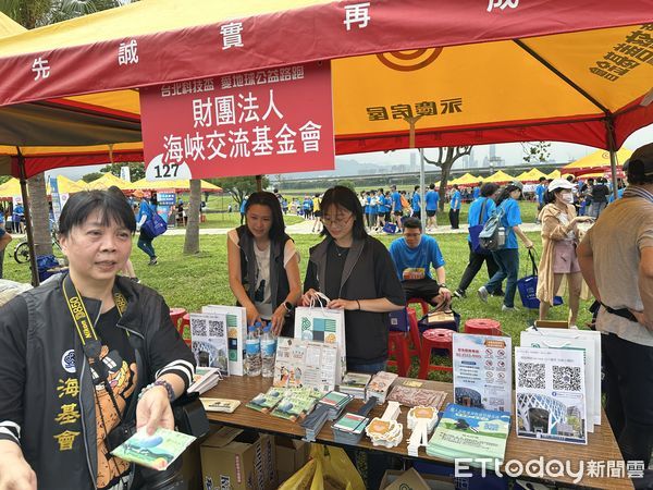 ▲▼陸委會主委邱垂正、副主委沈有忠參加路跑,宣導「國人赴陸港澳動態登錄系統」。(圖/記者蔡紹堅攝)