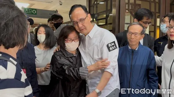 ▲▼國民黨台北市黨部主委黃呂錦茹涉幽靈連署無保請回後,與主席朱立倫擁抱,藍衣為黃呂丈夫建築師黃秀莊。(圖/記者劉昌松攝)