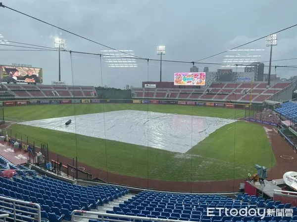 ▲樂天桃猿戰統一獅因雨暫停。(圖/記者楊舒帆攝)