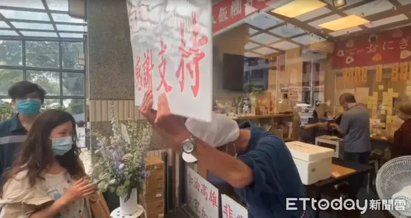 ▲▼ 高雄「樋口飯糰」爆紅,老闆出來舉牌感謝。(圖/記者吳世龍攝,下同)