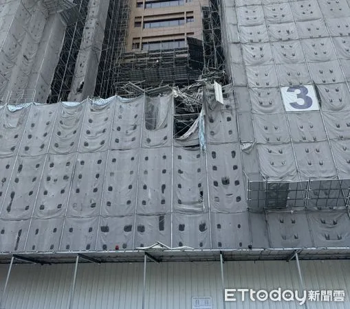 台大醫院外牆倒塌。(圖/記者趙于婷攝)
