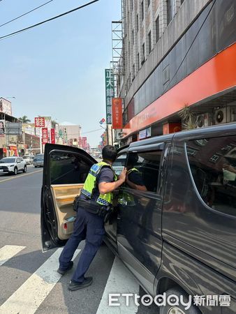 ▲潮州警分局中山路派出所警員呂家陽、周聖棠替塗男排除車輛障礙 。(圖/記者陳崑福翻攝)