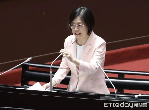 ▲▼行政院長卓榮泰 立委翁曉玲 立法院備詢 索資 相關。(圖/記者屠惠剛攝)