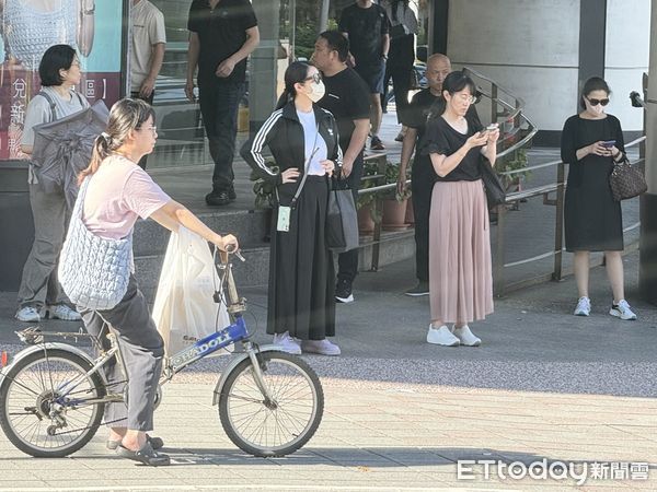▲▼高溫 炎熱 春天 天氣 路人短袖 夏天裝扮。(圖/記者屠惠剛攝)
