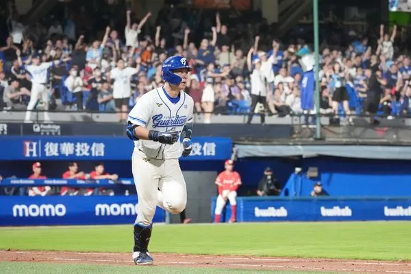 ▲▼戴培峰開轟。(圖/富邦悍將提供)