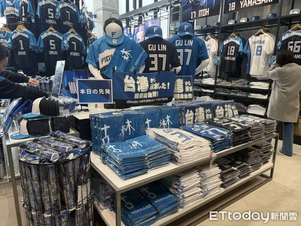 ▲▼ 古林周邊瘋搶!火腿限量毛巾「我來自台灣」最熱銷 。(圖/記者王真魚攝)