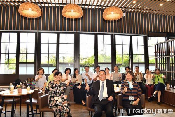 ▲▼玉里醫院簡以嘉院長率領團隊與高雄市立凱旋醫院正式簽署合作意向書。(圖/玉里醫院提供,下同)