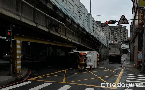 ▲▼小貨車撞浮洲橋下限高桿,貨車側翻駕駛輕傷 。(圖/民眾提供)