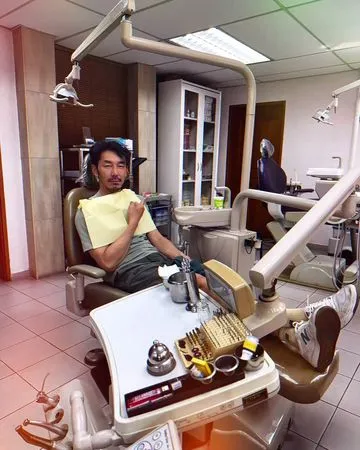 ▲李李仁入境馬來西亞「遭扣留2小時」 牙齒也掉了…超衰慘況曝光。(圖/翻攝自李李仁臉書)