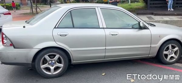 ▲台南市警四分局於台南安平天后宮前與追緝逆向逃逸車輛發生碰撞後,嫌犯棄車逃逸。(記者林東良翻攝,下同)