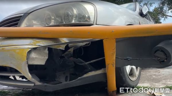 ▲台南市警四分局於台南安平天后宮前與追緝逆向逃逸車輛發生碰撞後,嫌犯棄車逃逸。(記者林東良翻攝,下同)