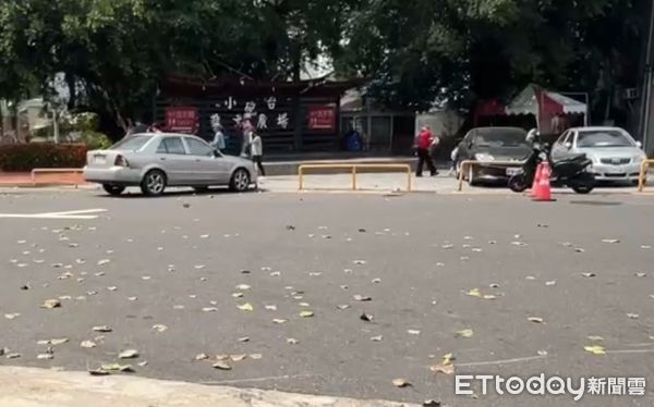 ▲台南市警四分局於台南安平天后宮前與追緝逆向逃逸車輛發生碰撞後,嫌犯棄車逃逸。(記者林東良翻攝,下同)