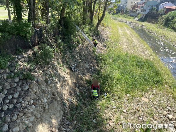 ▲88歲老翁跌落近4米深邊坡獲救。(圖/記者高堂堯翻攝)