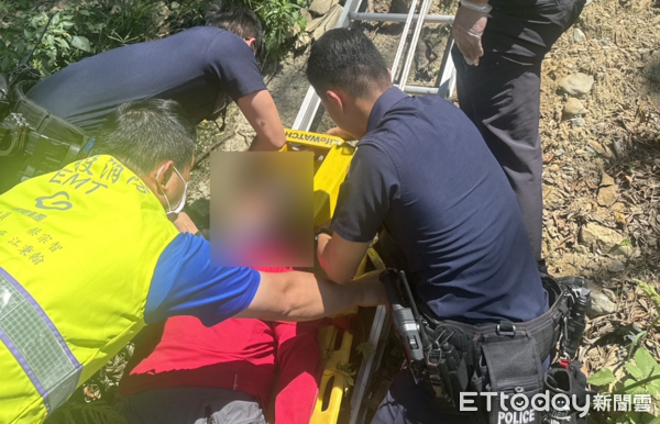 ▲88歲老翁跌落近4米深河岸邊坡獲救。(圖/記者高堂堯翻攝,下同)