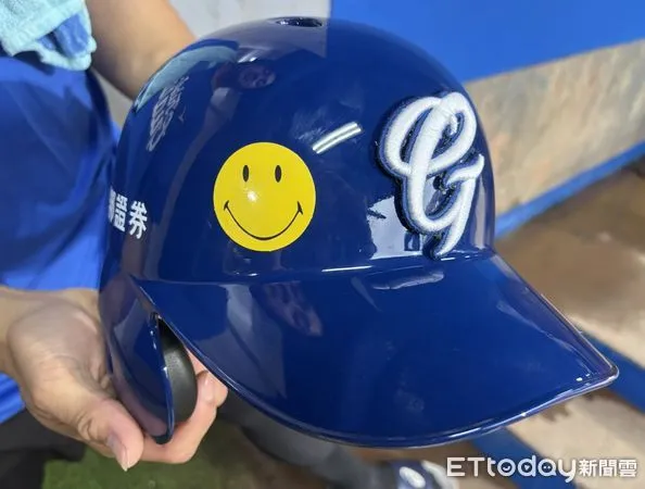 ▲富邦悍將球員頭盔貼上微笑貼紙。(圖/記者陳立勳攝)