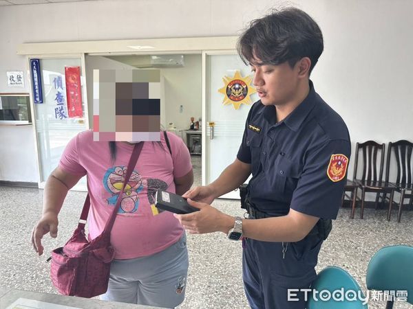 ▲暖警協助民眾找回手機。(圖/記者楊漢聲翻攝)