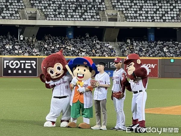 ▲乖乖為樂天桃猿主題日開球。(圖/記者廖婕妤攝)