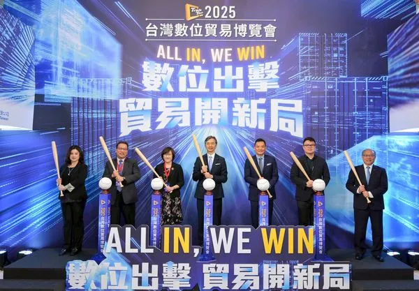 ▲2025台灣數位貿易博覽會開幕,左起亞馬遜全球開店謝孜希台灣總經理、經濟部商業發展署郭宇主任秘書、經濟部國際貿易署胡啟娟副署長、IEAT 黃教漳理事長、台北市政府俞振華副秘書長、臺北市政府產業發。(圖/IEAT提供)