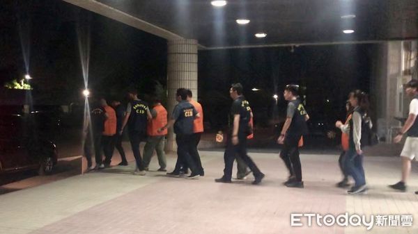 ▲台南市警刑大與分局組成專案小組,掃蕩竹聯幫弘仁會詐欺暴力集團,緝捕潘姓主嫌等12人,查扣刀械、十字弓、幫派標誌等證物。(記者林東良翻攝,下同)