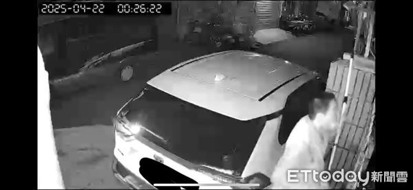 ▲▼變態男深夜拿拖把勾走內衣褲絲襪,被逮時辯稱是興趣啦。(圖/民眾提供,下同)