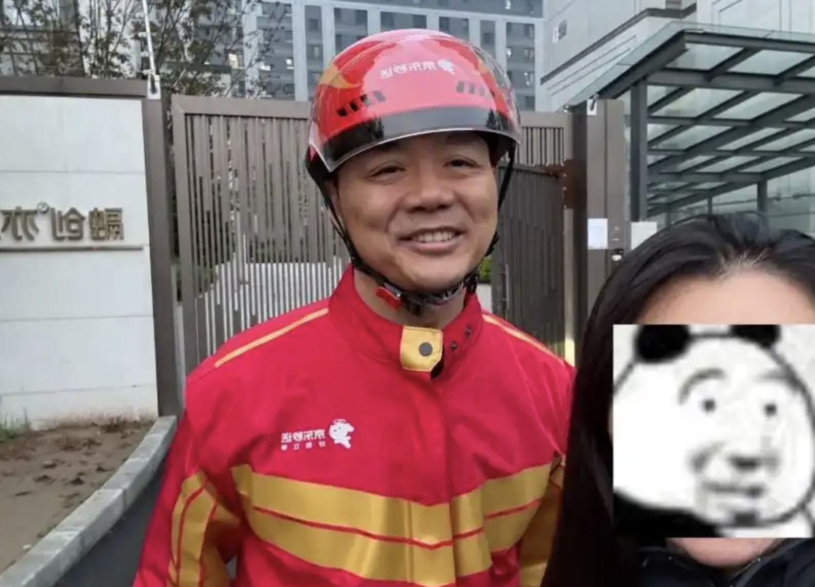 ▲京東創辦人劉強東親自送外賣。(圖/翻攝微博)