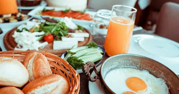 醫師建議輕微的飢餓感,可以使大腦達到最佳運作狀態。(示意圖/Pexels)