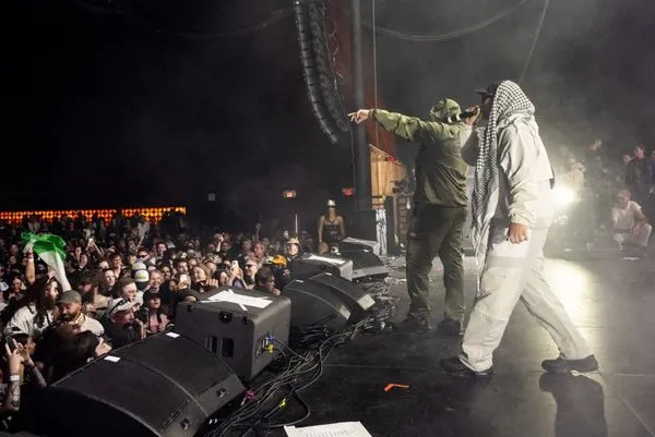 ▲《嘻蓋骨男孩》Kneecap在科切拉音樂節上,宣示解放巴勒斯塔理念。(圖/聯影提供)