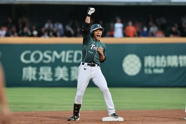 ▲▼王柏融清壘打建功。(圖/台鋼雄鷹提供)