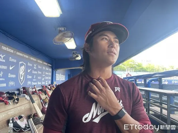 ▲呂詠臻脖子被強襲球砸中。(圖/記者楊舒帆攝)