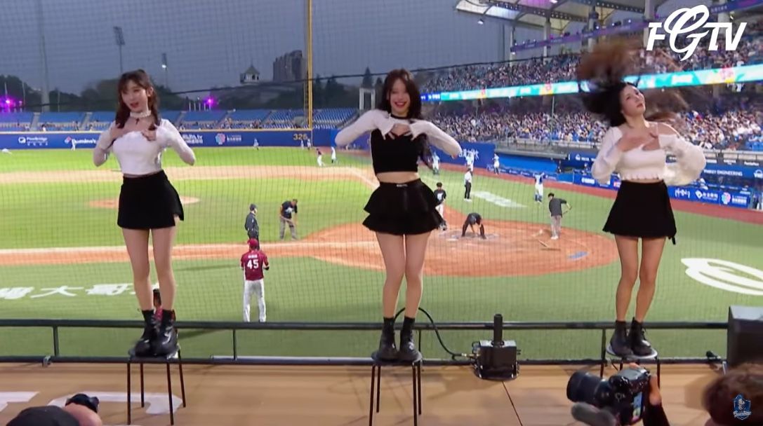 ▲▼富邦三本柱合體M字腿。(圖/翻攝YouTube/Fubon Guardians 富邦悍將)