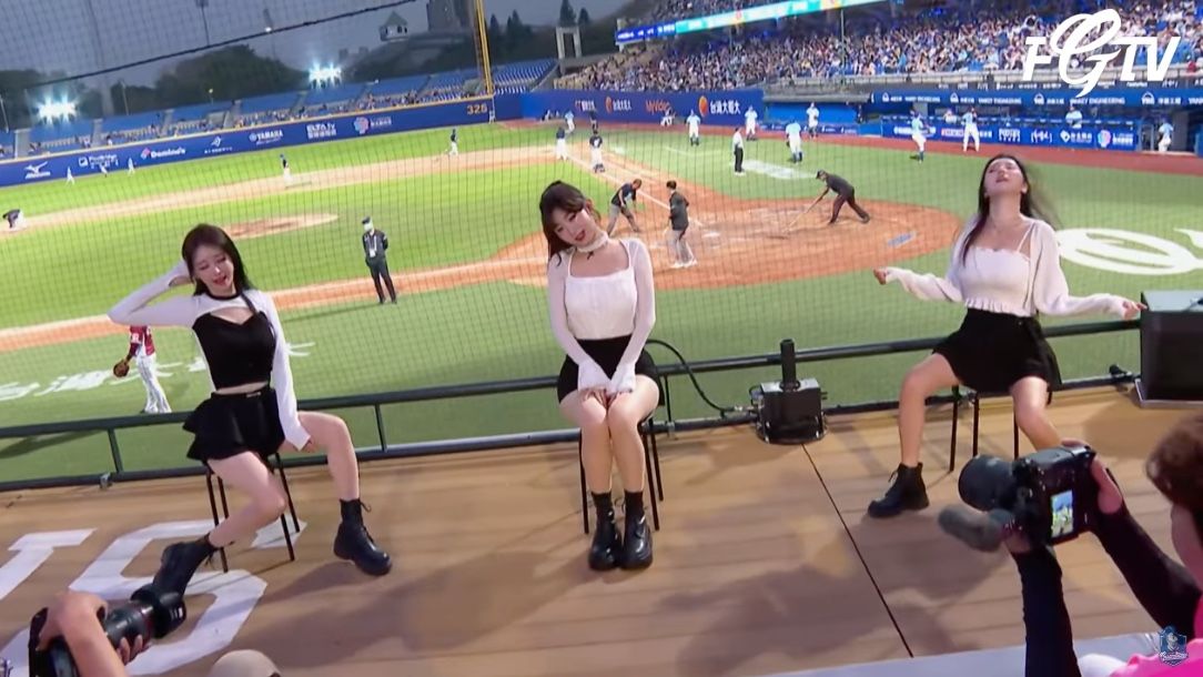 ▲▼富邦三本柱合體M字腿。(圖/翻攝YouTube/Fubon Guardians 富邦悍將)