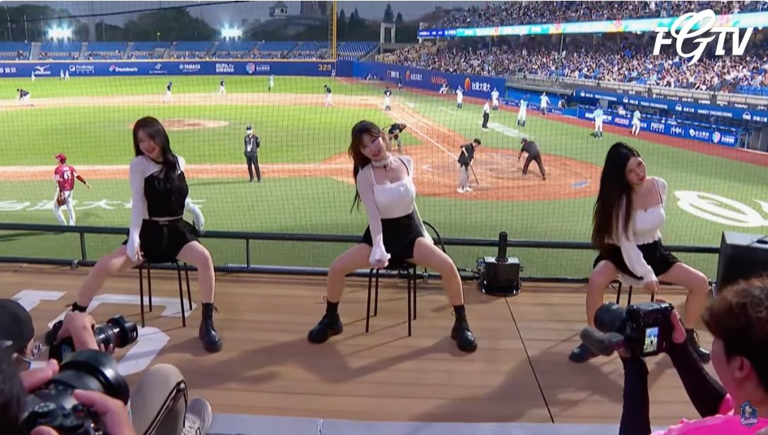 ▲▼富邦三本柱合體M字腿。(圖/翻攝YouTube/Fubon Guardians 富邦悍將)