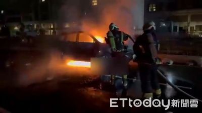 八德新闢道路火燒車！後座1男慘成焦屍　轎車燒到剩骨架畫面曝