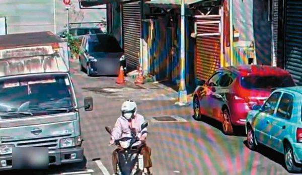 張男騎車外出購買藥物,被監視器清楚拍下。(翻攝畫面)