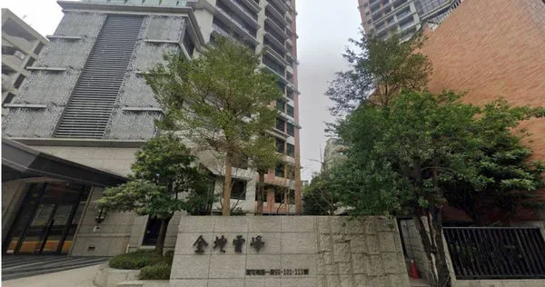 位於環河南路一段的「全坤雲峰」社區,驚傳有潔人員站在外牆高處進行清洗時未配戴防護措施。(圖/翻攝自Google Maps)