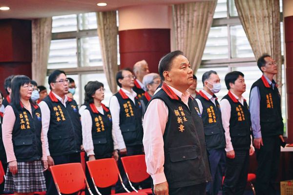 花蓮縣政府副縣長顏新章曾是傅崐萁愛將,他曾捲入理想大地案,退休後又被徐榛蔚延攬回任副縣長。(翻攝花蓮縣政府官網)