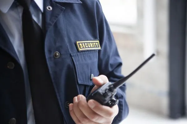 一名曾擔任保全的網友透露自己苦讀考上資工研究所,畢業後轉職科技業,年薪暴增8倍。(示意圖,photoAC)