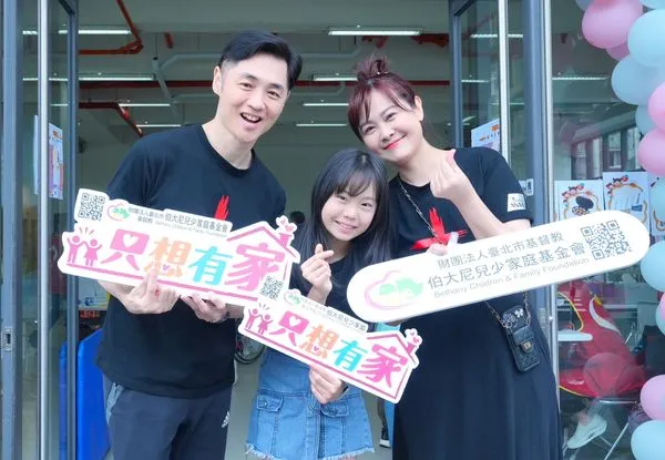 ▲宋逸民(左起)、伯大尼董事長,喬妹、陳維齡與伯大尼院長今天出席活動。(圖/藝起發光提供)