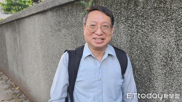 ▲▼台北地院今(29日)第5天審理剴剴案,傳喚台大兒童醫院主任醫師呂立作證,戳破涉案在押保母姊妹劉彩萱(粉色連帽衣)、劉若琳(灰色連帽衣)辯詞,關注審理進度的剴剴網路媽媽群成員舉標語喊口號「保母殺人,絕不寬貸」,1位成員對剴剴遭遇泣不成聲。(圖/記者黃哲民攝)