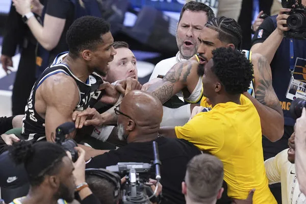 ▲公鹿一哥安戴托昆波賽後擁抱對手,卻演變成衝突事件。。(圖/達志影像/美聯社)