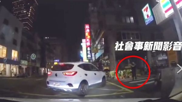 ▲▼霸王行人挨罰。(圖/翻攝自社會事新聞影音)