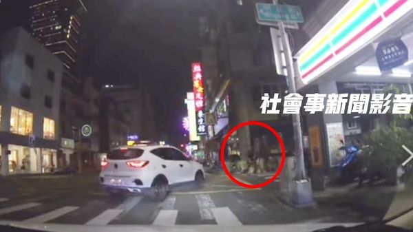 ▲▼霸王行人挨罰。(圖/翻攝自社會事新聞影音)