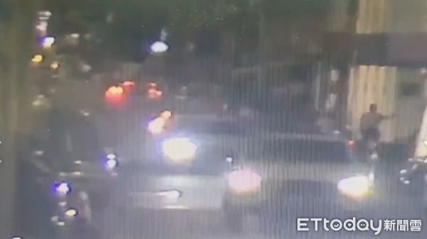 ▲▼霸王行人挨罰。(圖/記者許宥孺翻攝)