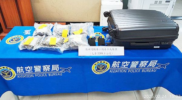 ▲香港籍張姓男子今年2月間誤信「帶貨賺快錢」工作機會,以5000元港幣幫戴水晶手鍊,入境桃園機場被海關與航警人員當場查獲夾帶3.2公斤二級毒品大麻花。(圖/航警局提供)