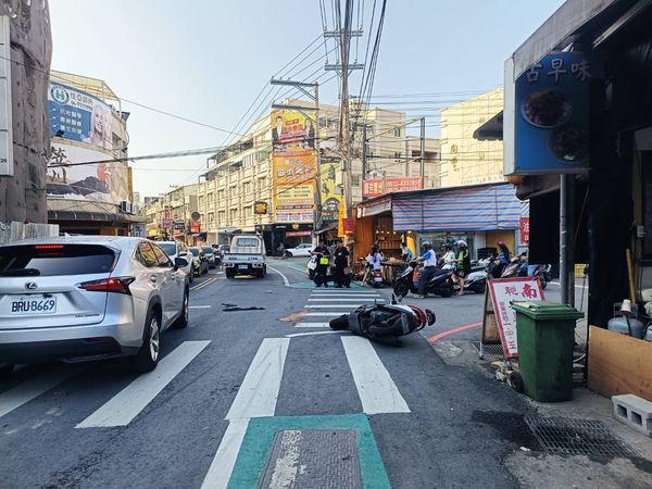 ▲彰化大埔路17歲少年無照與71歲阿北相撞雙雙受傷。(圖/民眾提供)